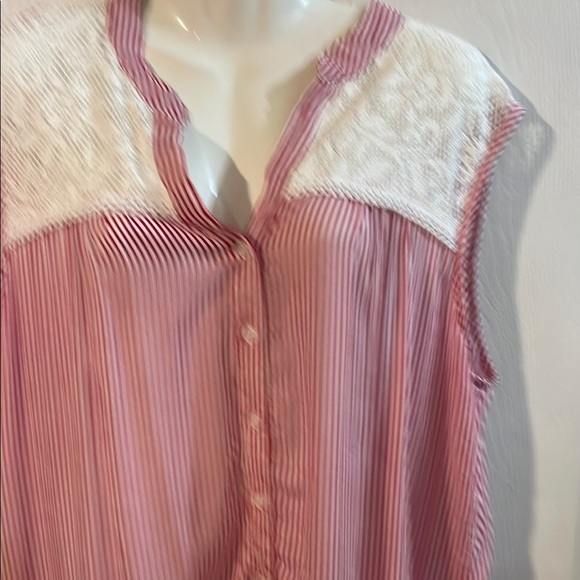 Elegant Striped Blouse with Lace Accents - Picture 3 of 8
